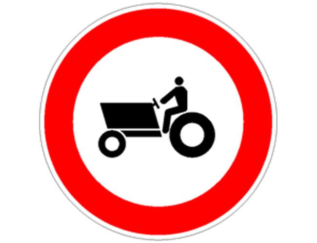 Divieto transito macchine agricole