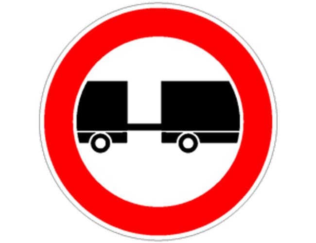 Divieto transito veicoli con rimorchio