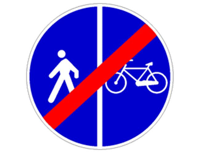 Fine pista ciclabile accanto a marciapiede